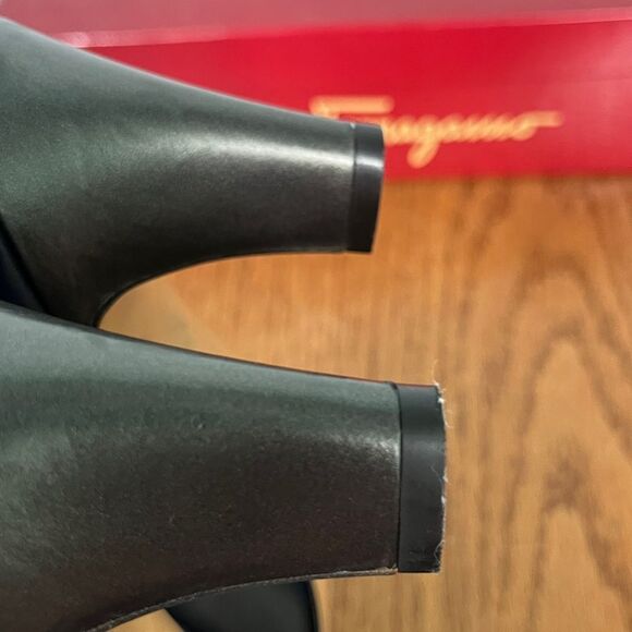 Salvatore Ferragamo 7.5 C Unique Navy & Silver Leather heels with woven toe - Picture 11 of 11